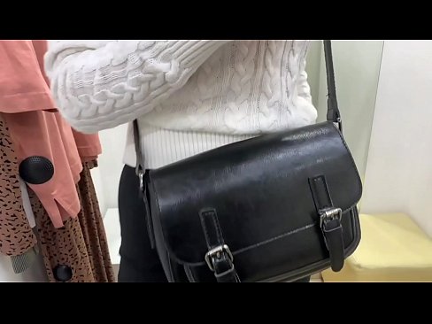 ❤️ الاستمناء العلني للعاهرة الصغيرة FeralBerry مع دسار في غرفة القياس عند٪ ar.pornofilmtv.ru٪